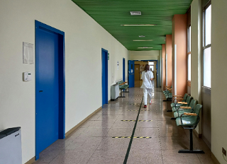 Aggressione al pronto soccorso, guardia giurata salva medico da un pugno